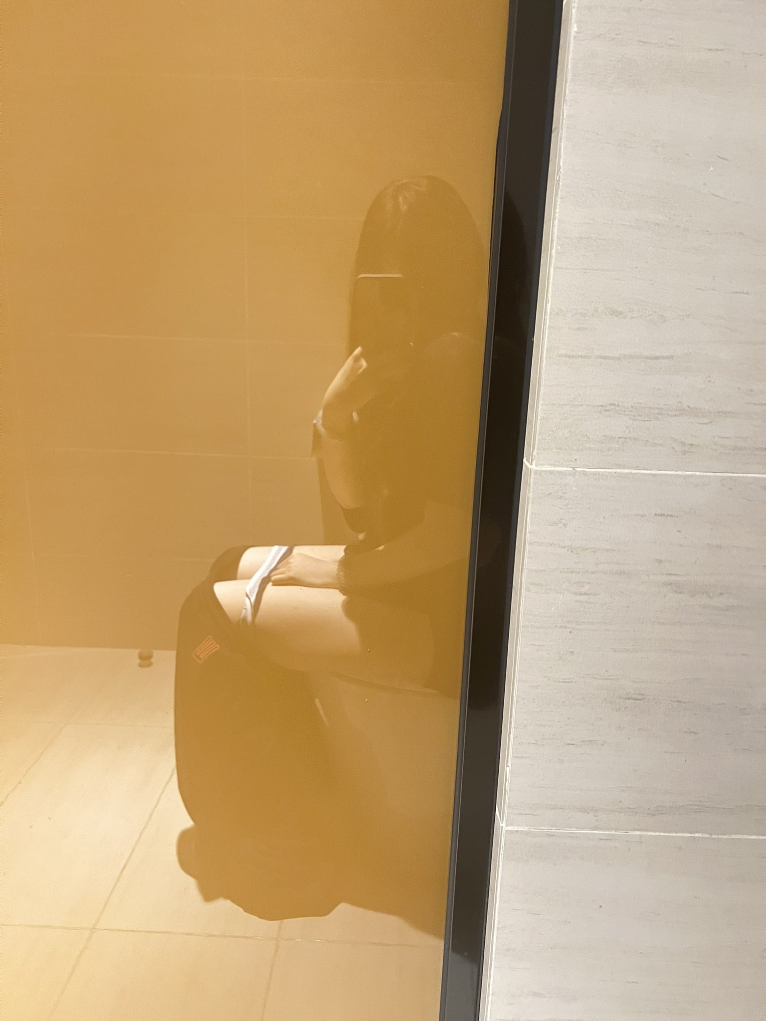 女人在浴室里拍个自拍。