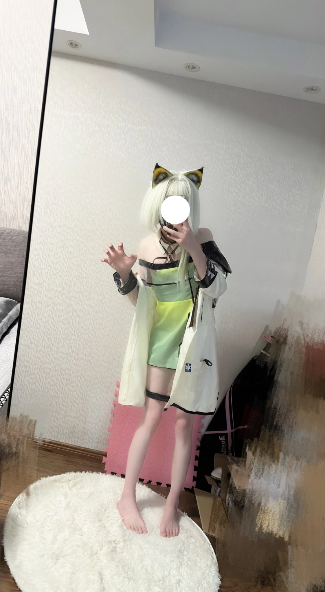 穿着猫服的女人拍了个自拍。