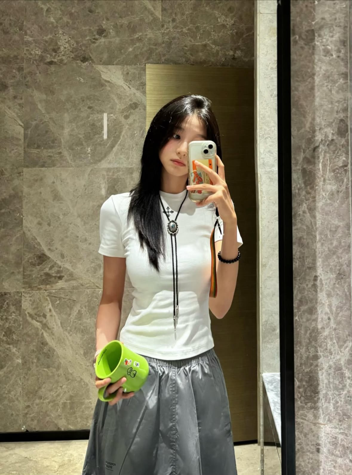 女人在镜子里拍自拍。