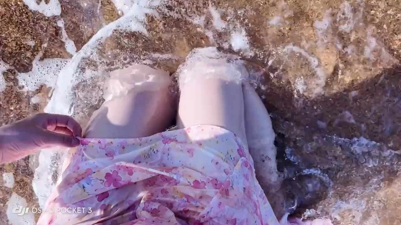 穿着鲜花的女人坐在海里。