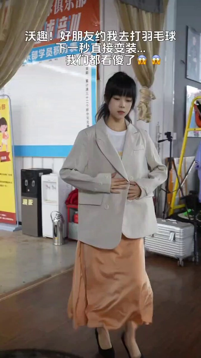 穿着粉红色裙子的女人怀孕了。