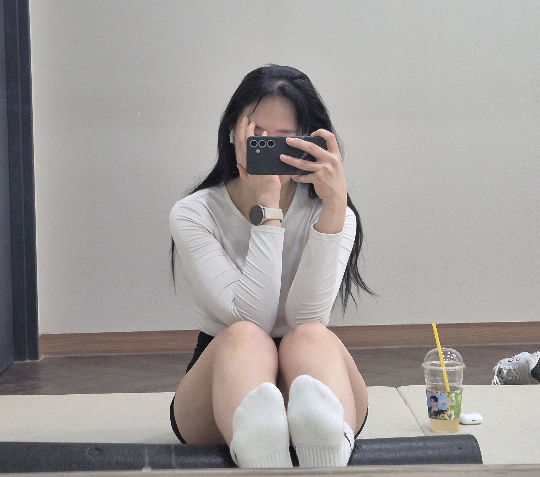 女人在镜子里拍自拍。