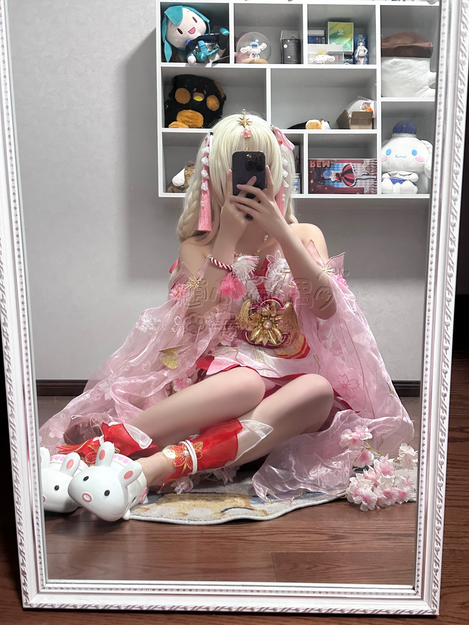 女人用手机拍自拍。