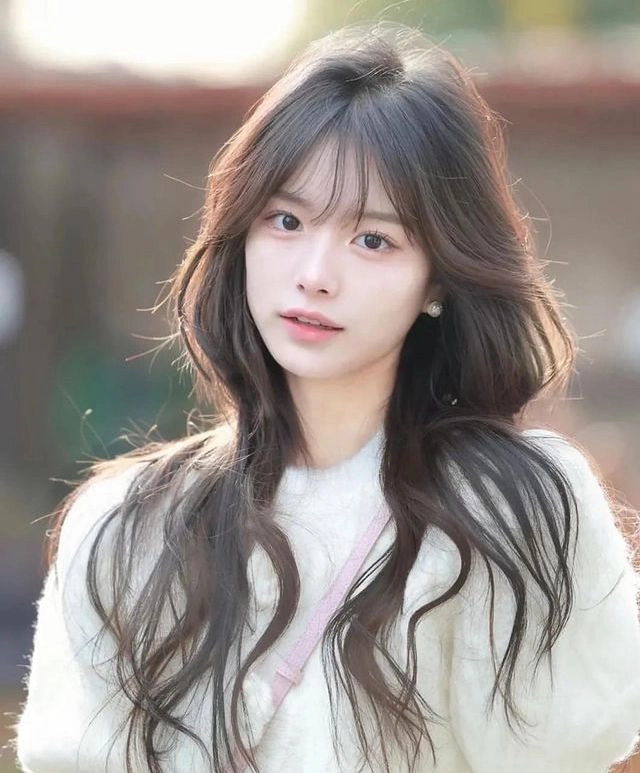 长头发的女人和一个粉红色的钱包。