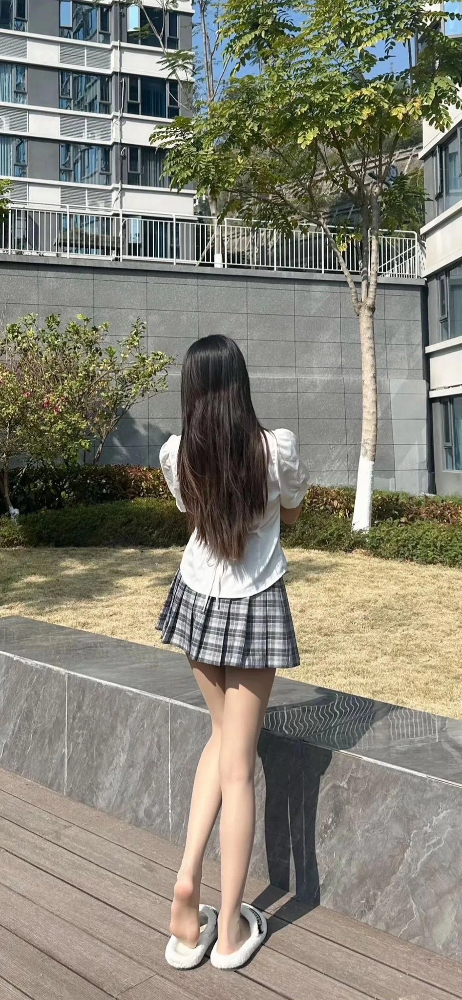 长头发的女人和一个的裙子站在一栋大楼前面。