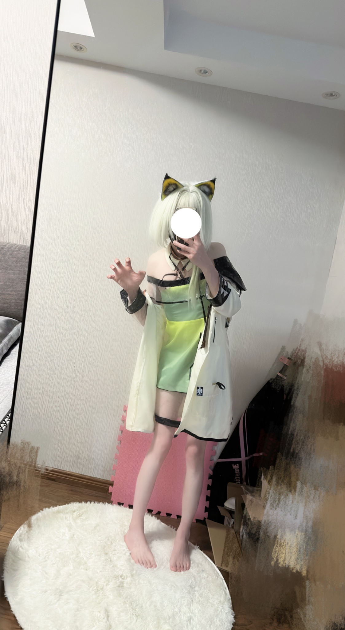 穿着猫服的女人拍了个自拍。