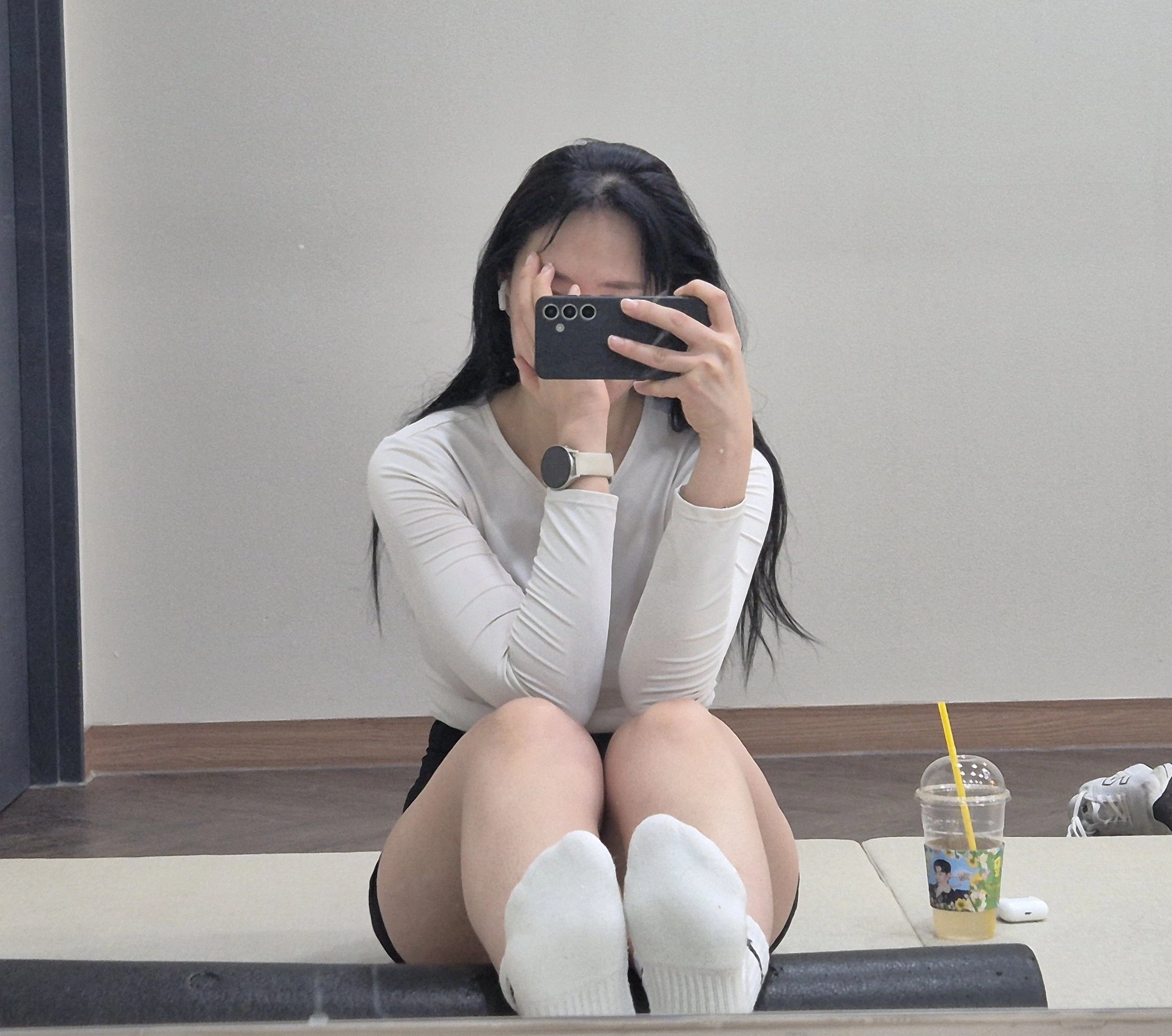 女人在镜子里拍自拍。