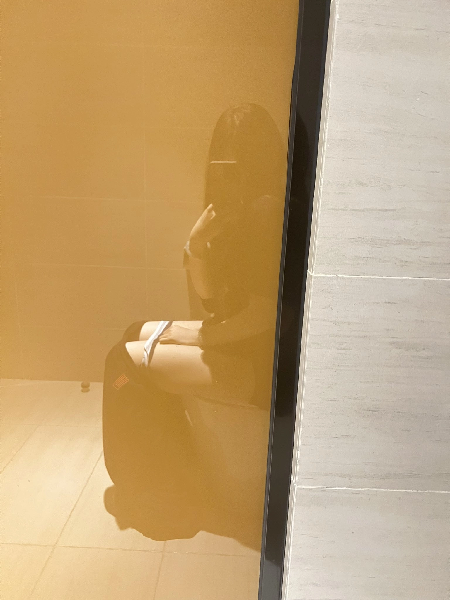 女人在浴室里拍个自拍。