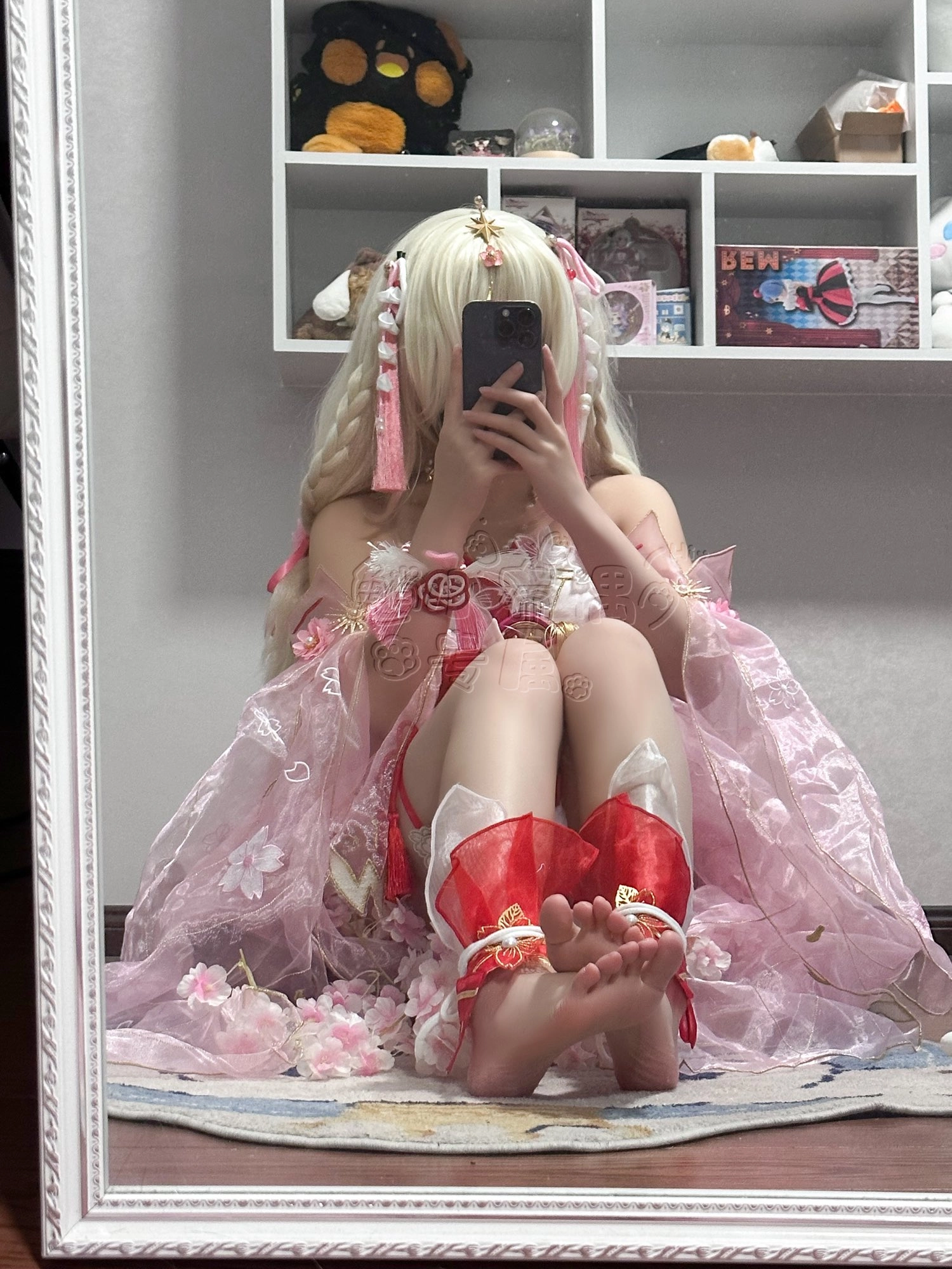 女人用手机拍自拍。