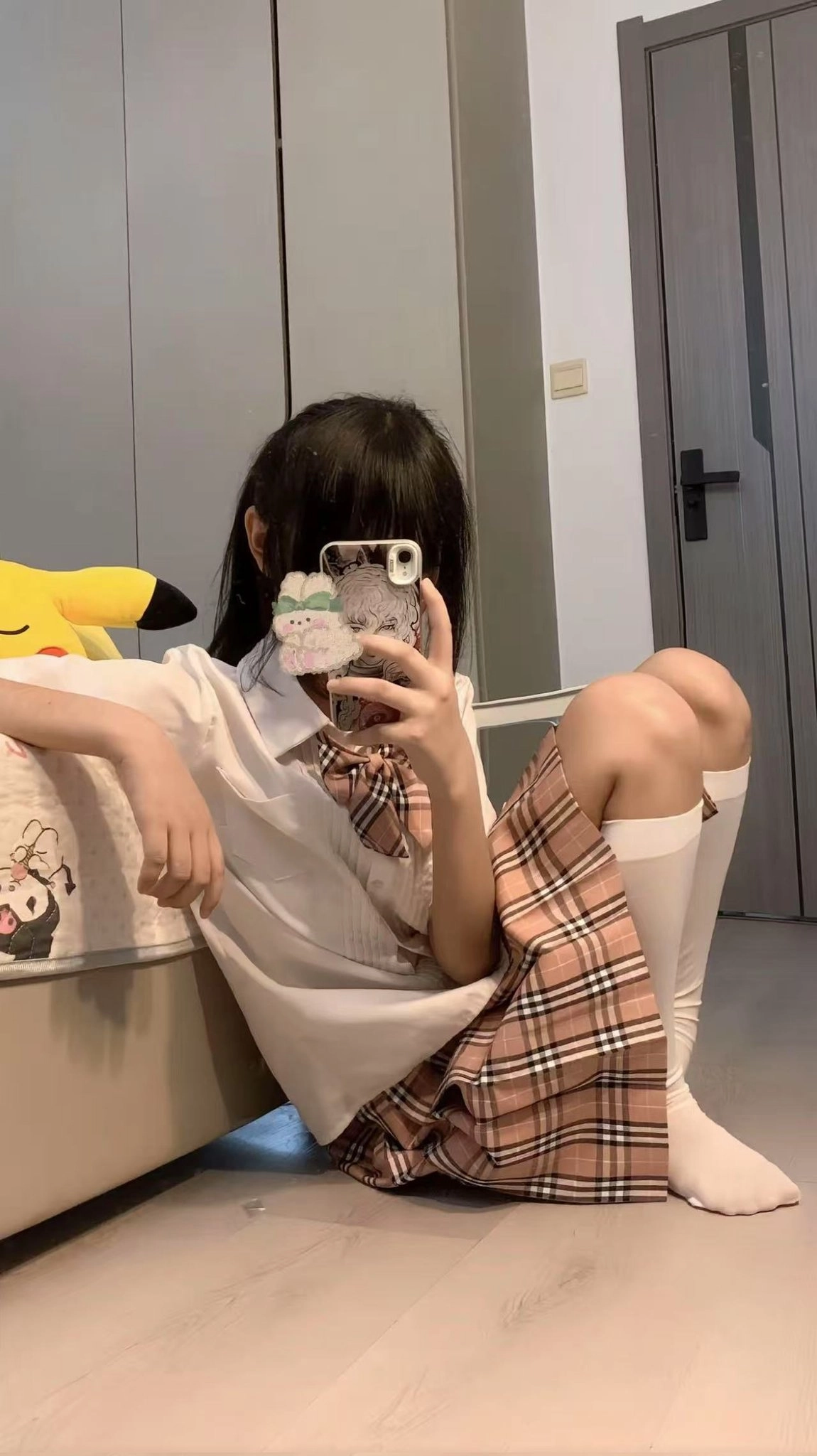 女孩用手机拍自拍。