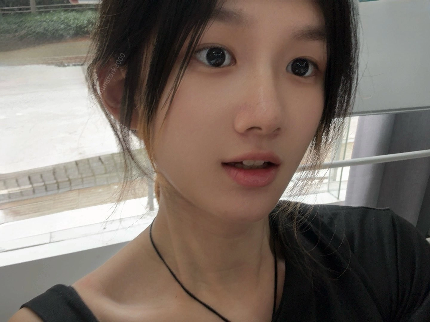 戴着眼镜和一件黑色衬衫的女人。