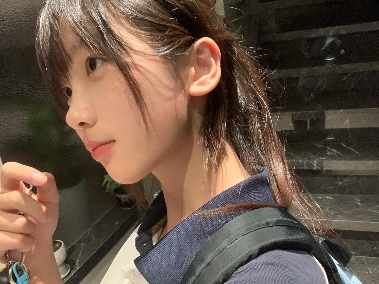 女孩背着一个背包。