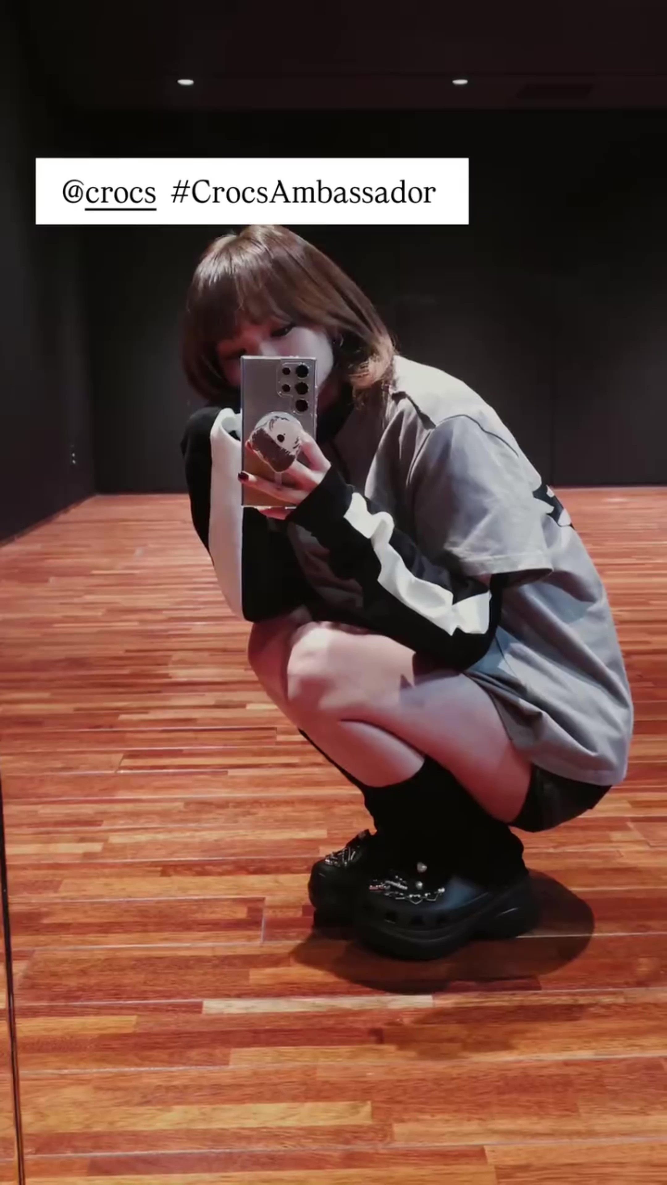 女人用手机拍自拍。