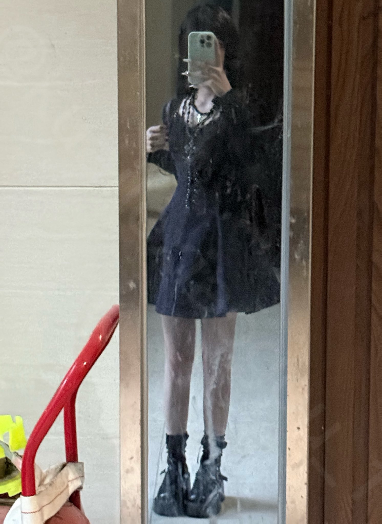 女人在镜子前拍自拍。