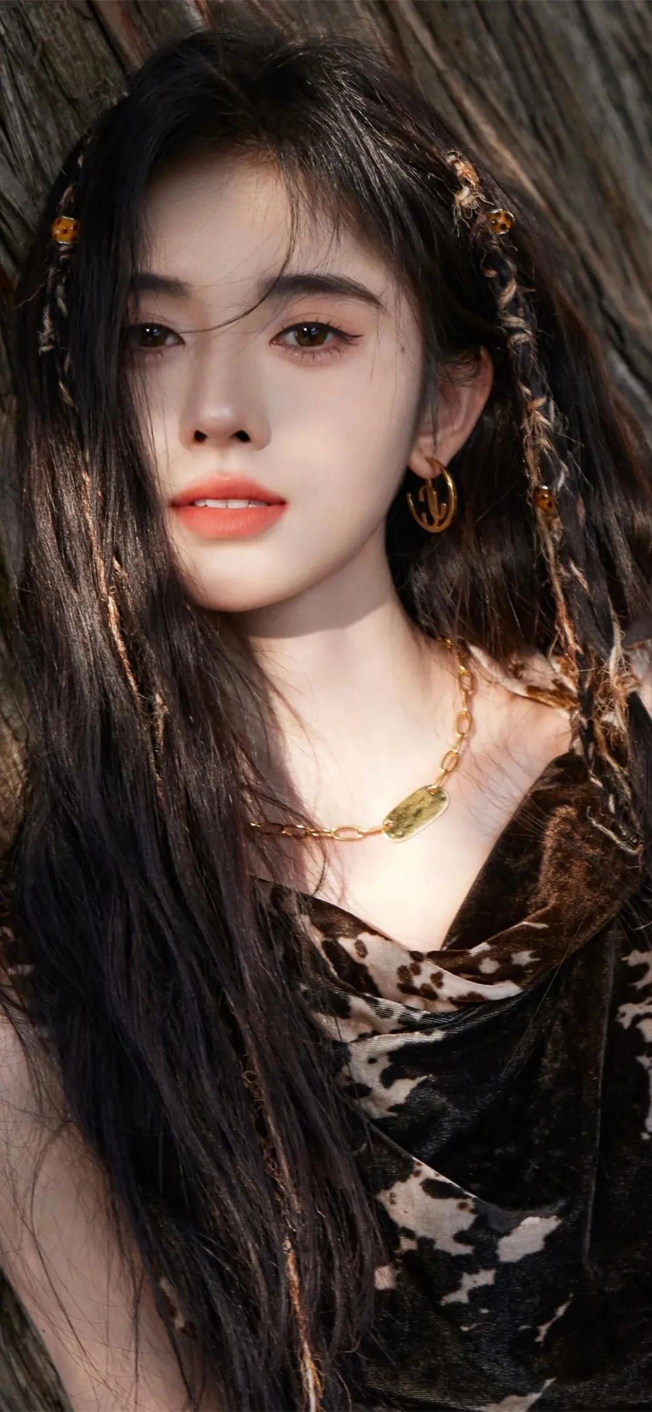 长长的黑头发和一个金色的项链的女人。