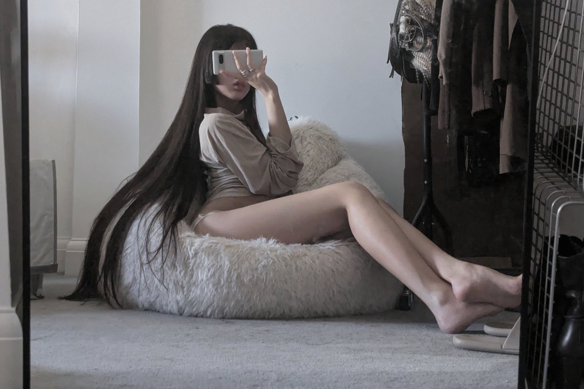 女人用手机拍自拍。