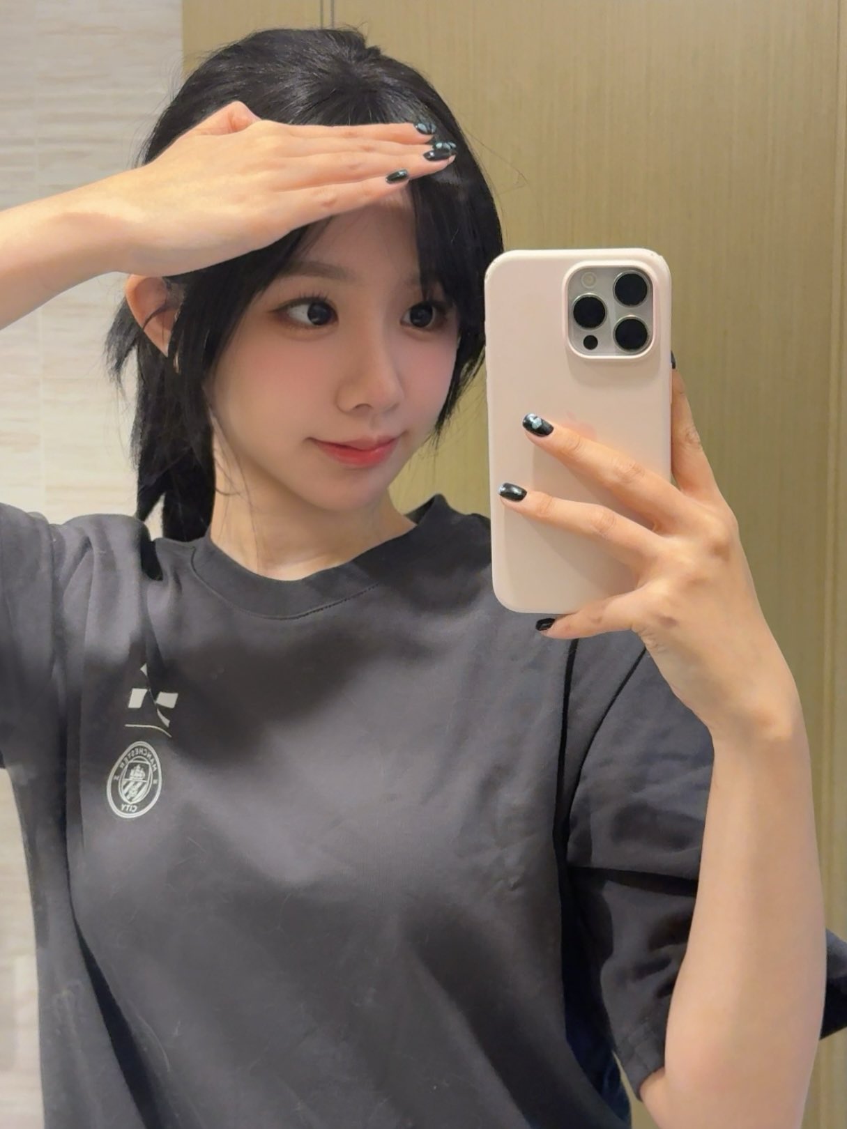 女人用粉红色的手机拍自拍。