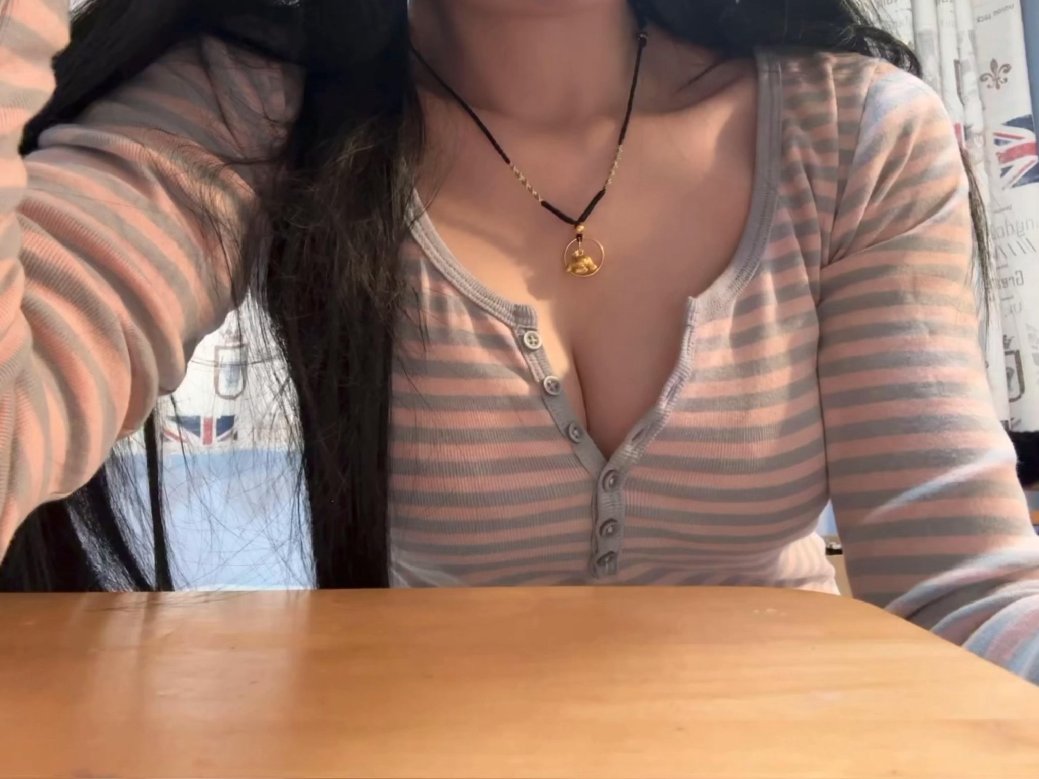 戴着项链和灰色衬衫的女人。