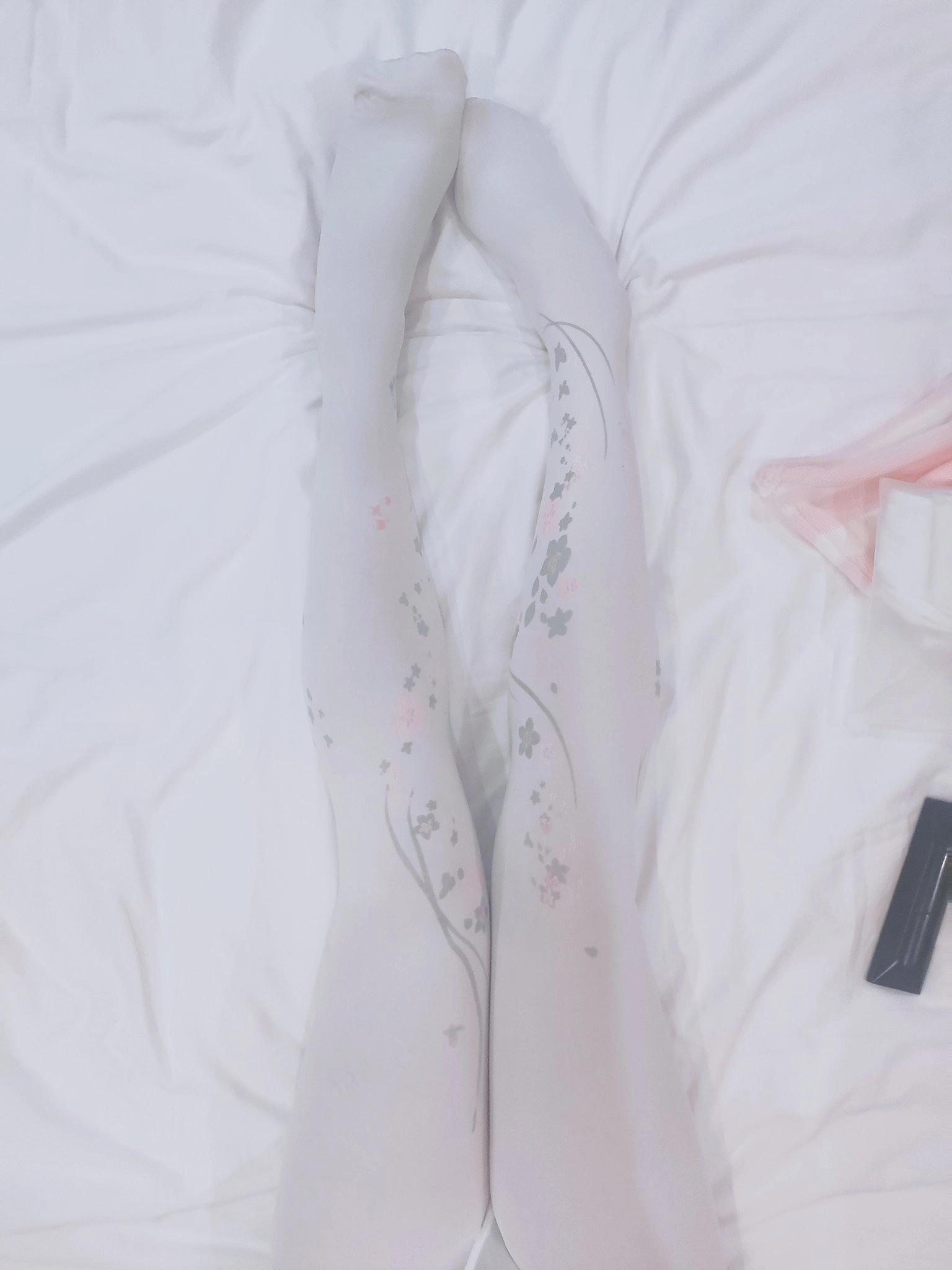 一双白色袜子,上面有粉红色的花朵。