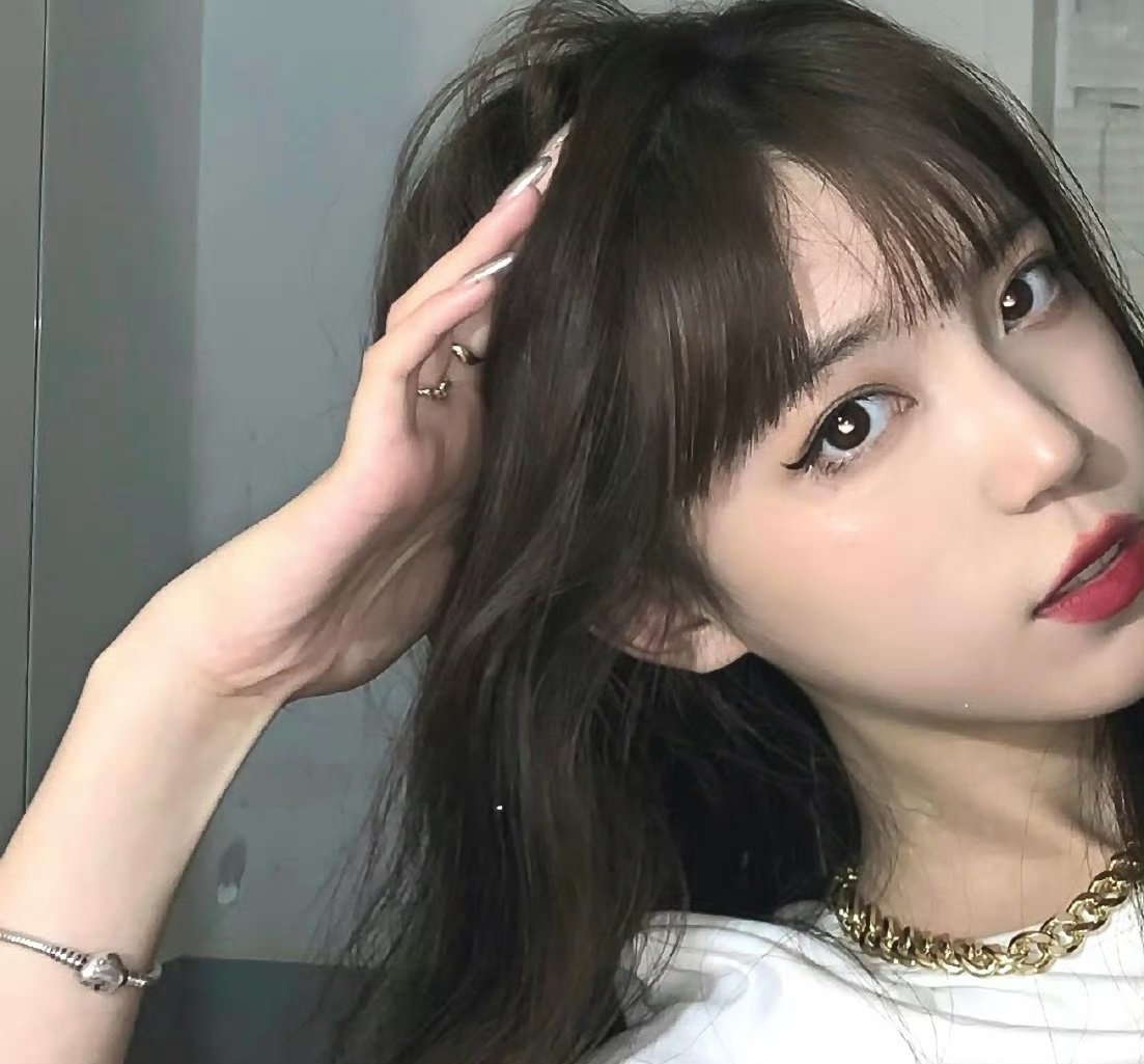 长长的头发和一个金色的项链的女人。