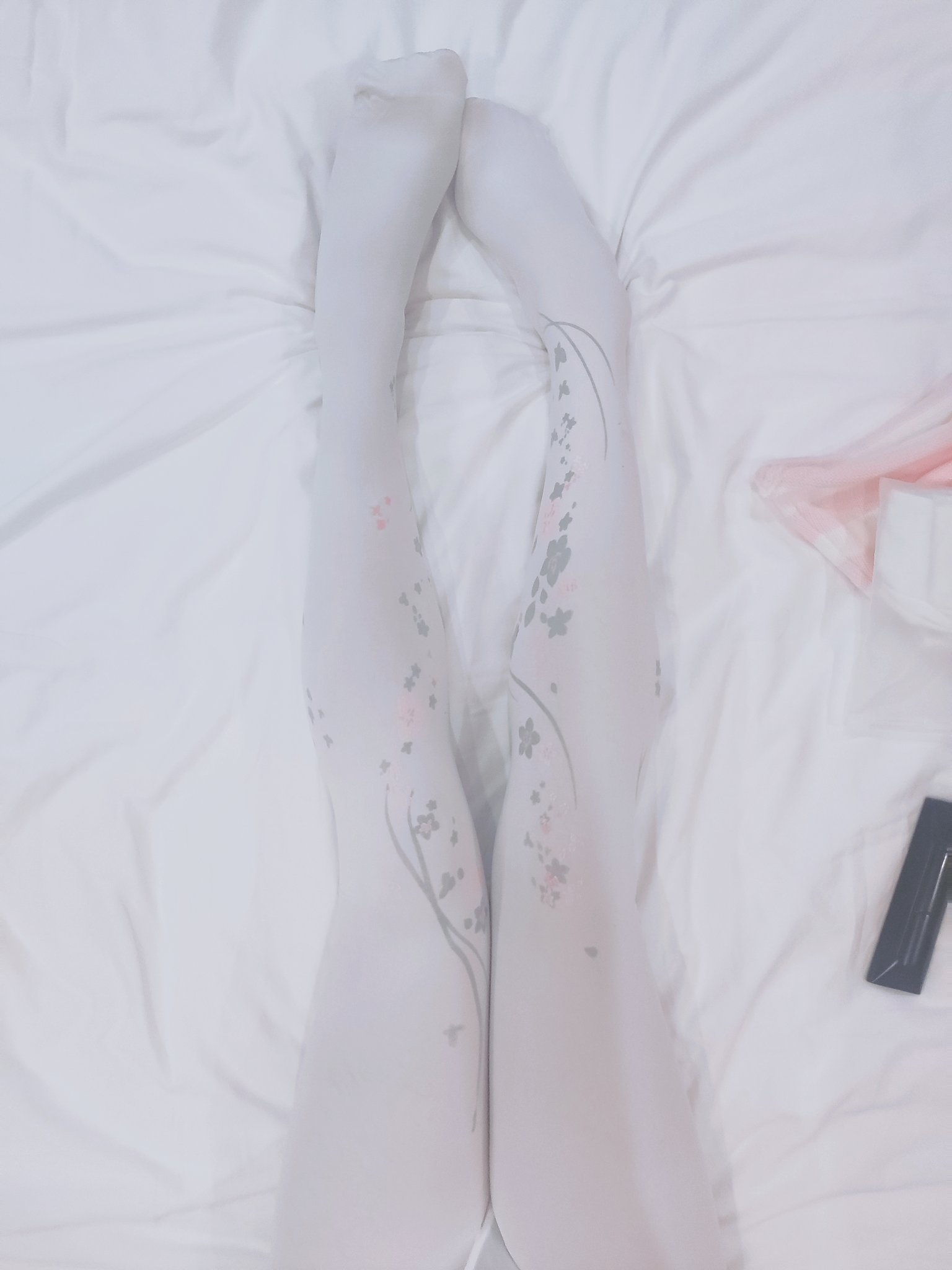 一双白色袜子,上面有粉红色的花朵。