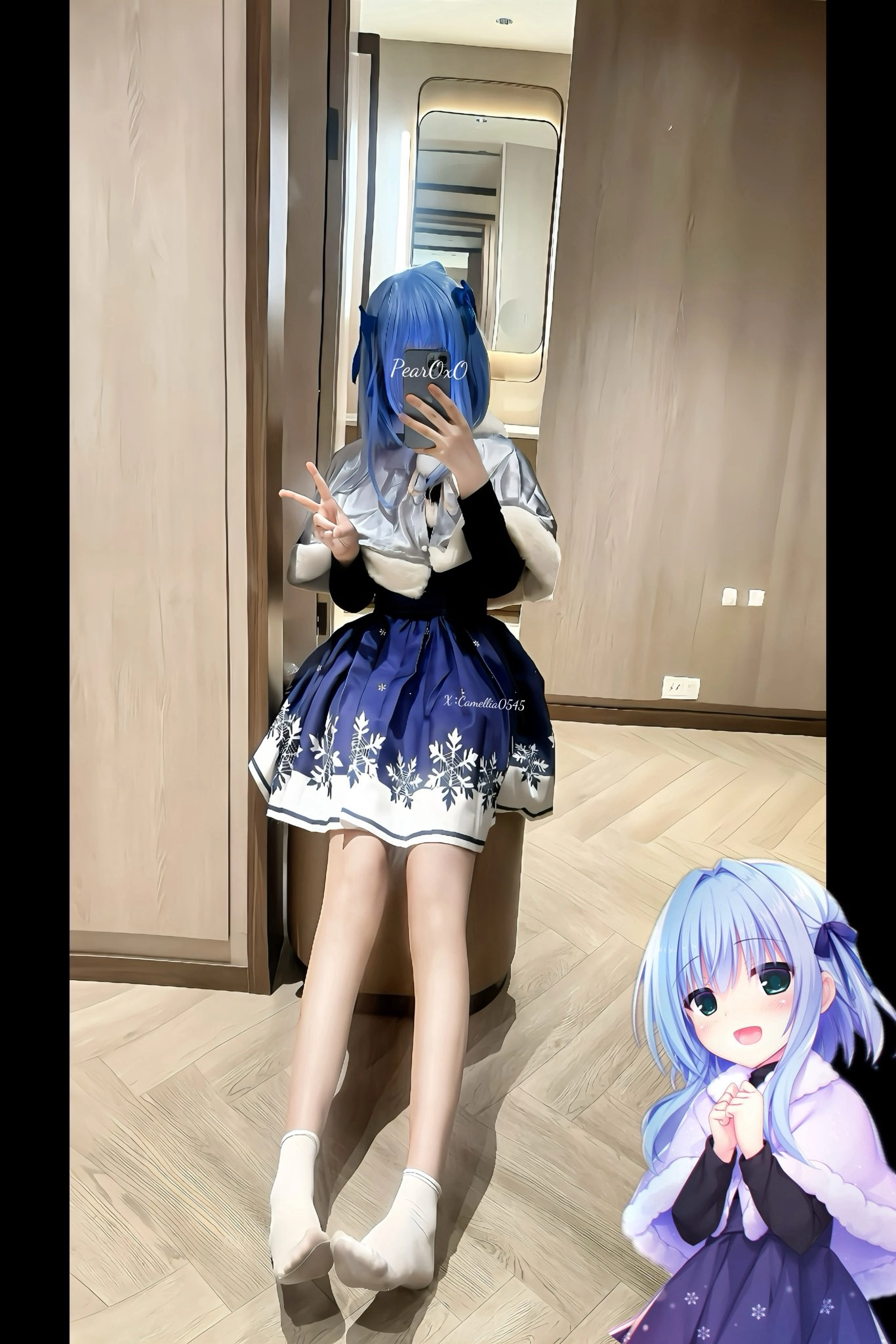 女人在一个房间里拍自拍。