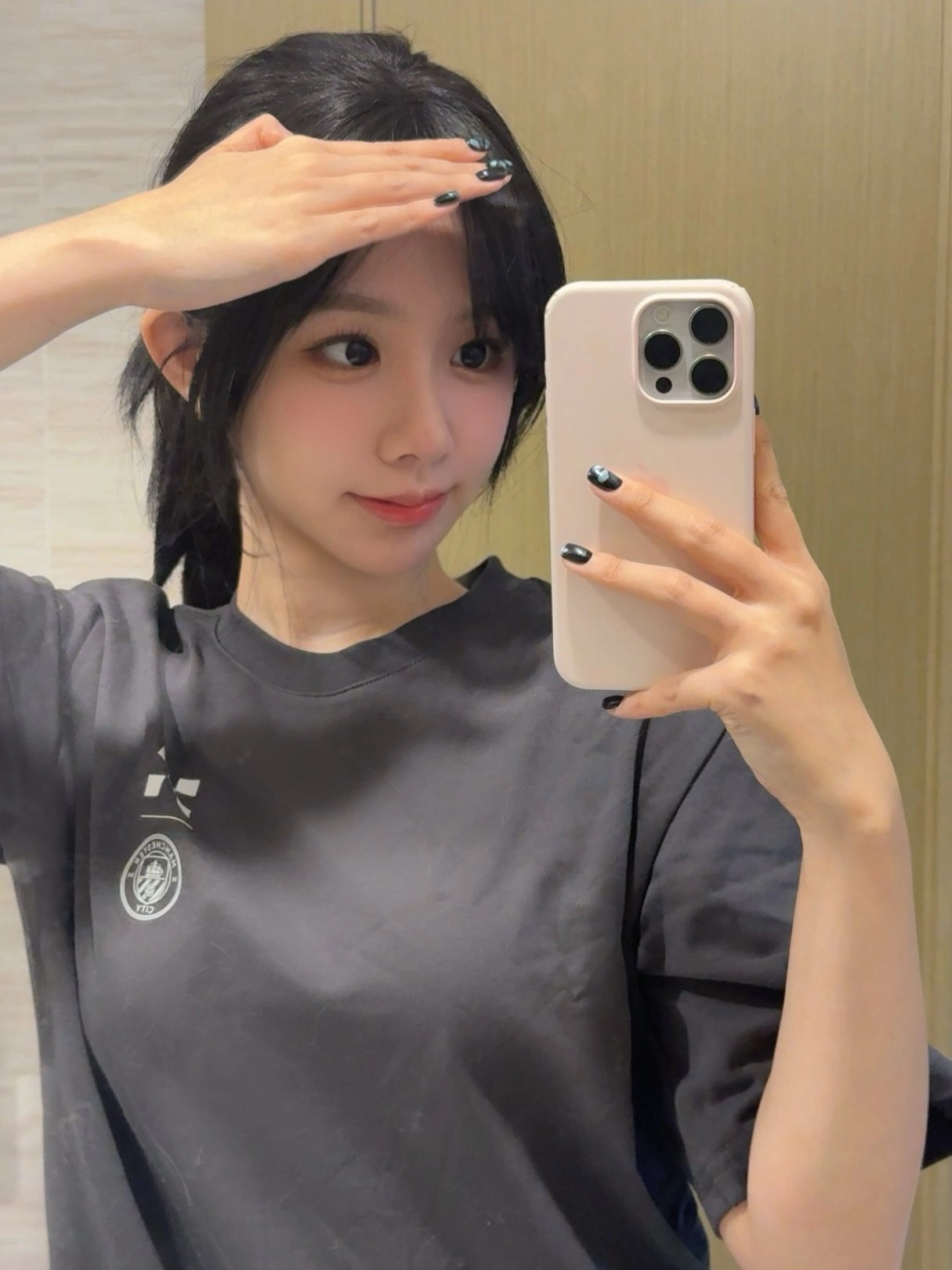 女人用粉红色的手机拍自拍。