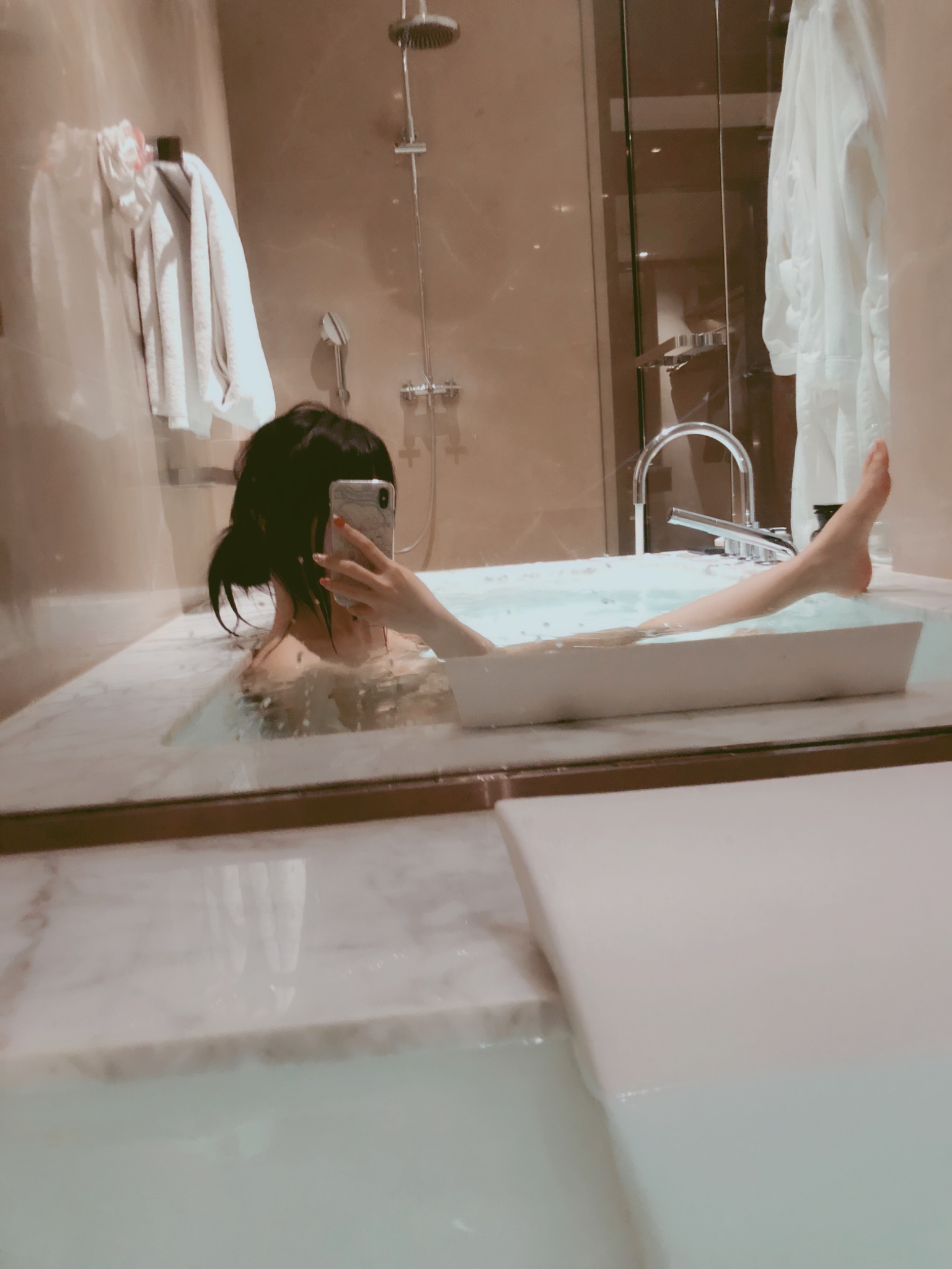 女人在浴缸里拍自拍。
