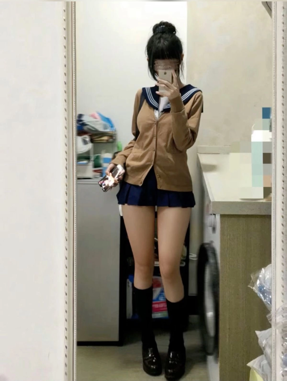 女人在镜子里拍自拍。