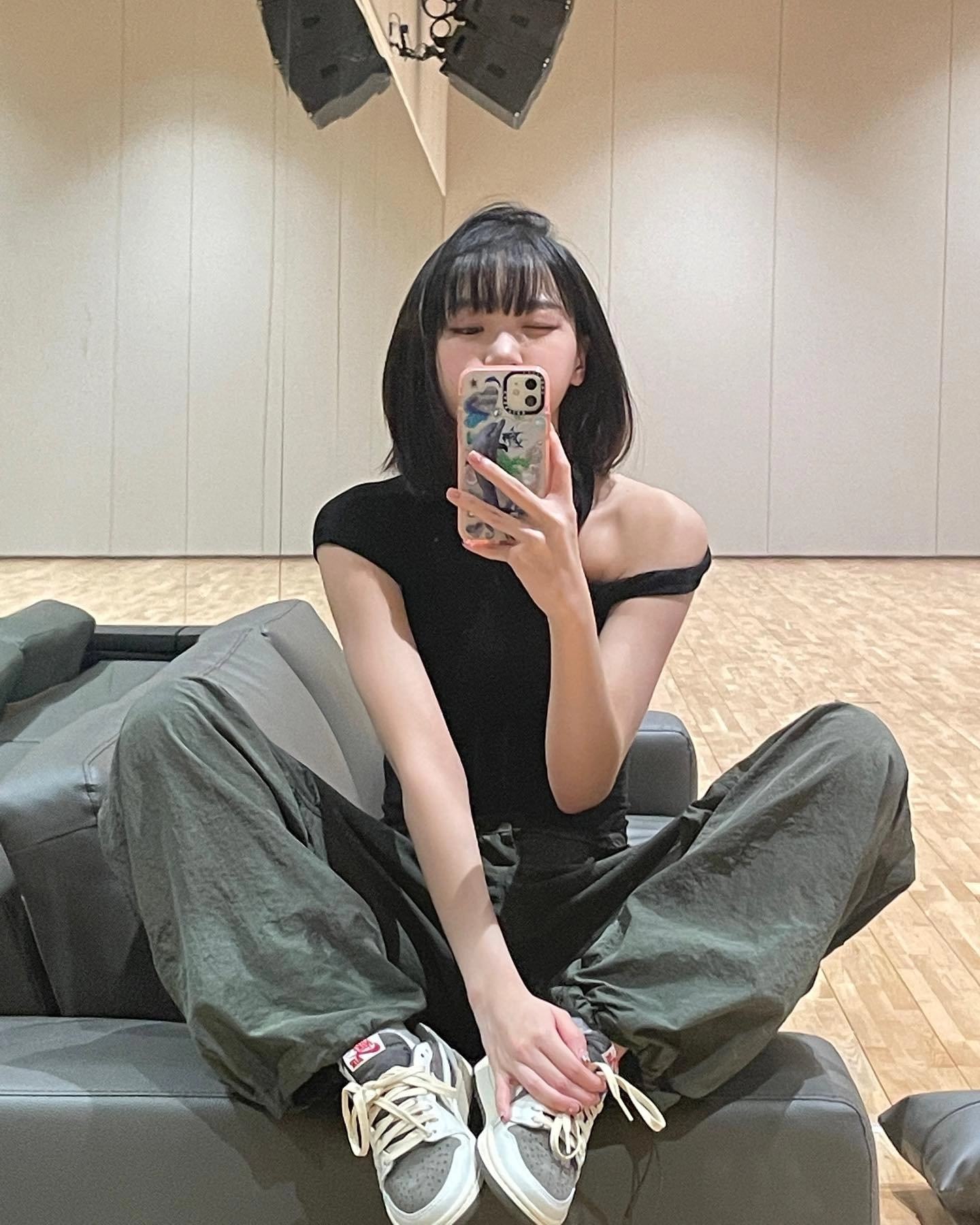 女人在一个房间里拍自拍。