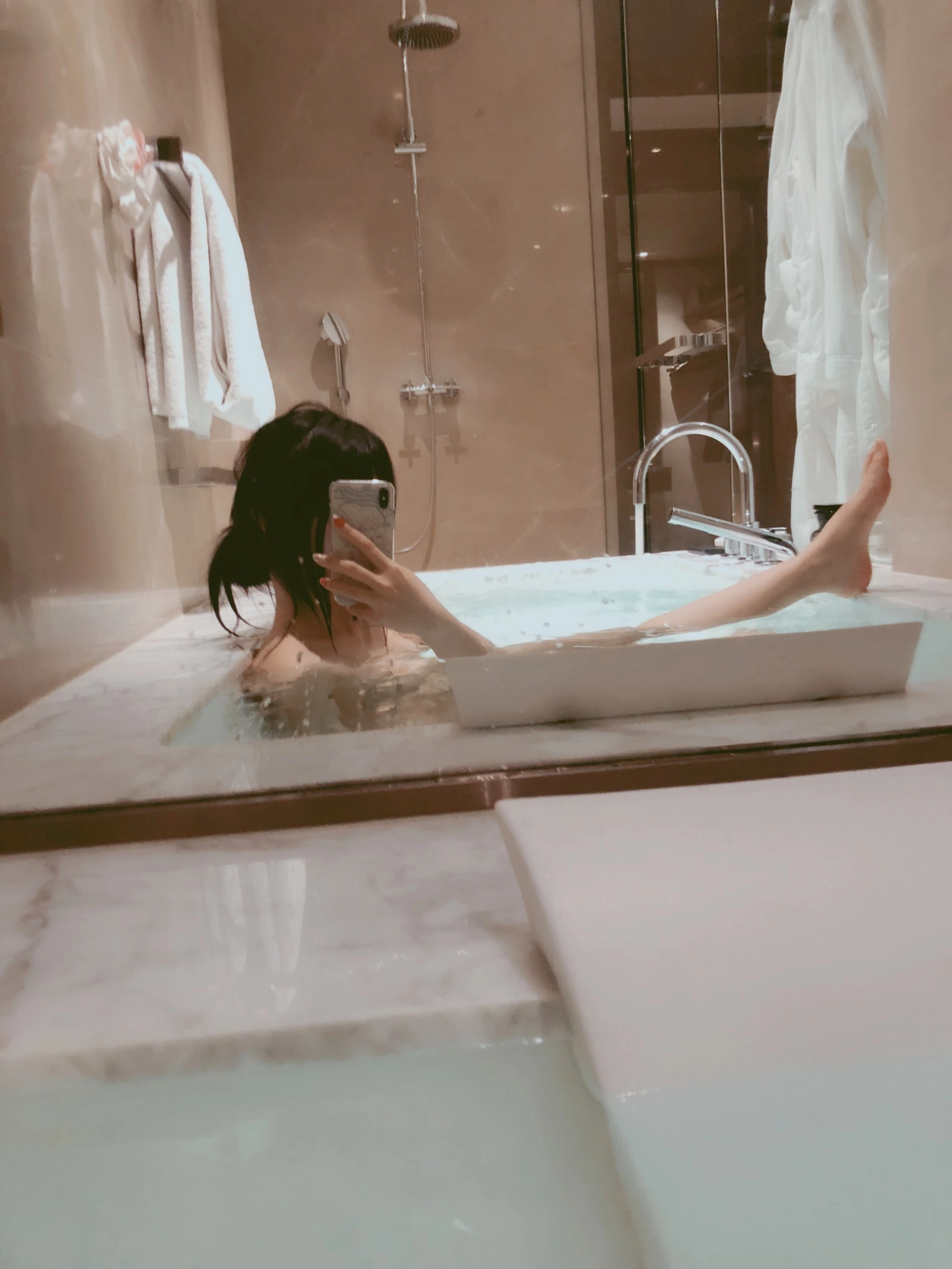 女人在浴缸里拍自拍。