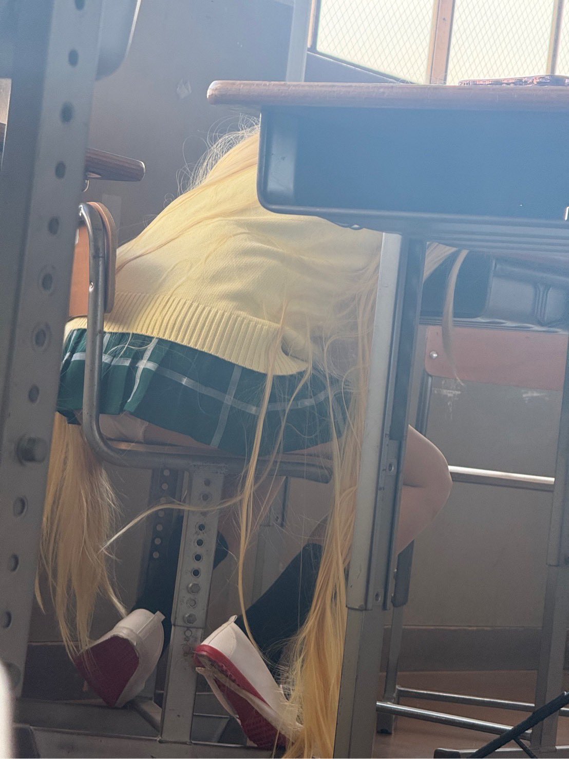 长头发的女孩坐在椅子上。