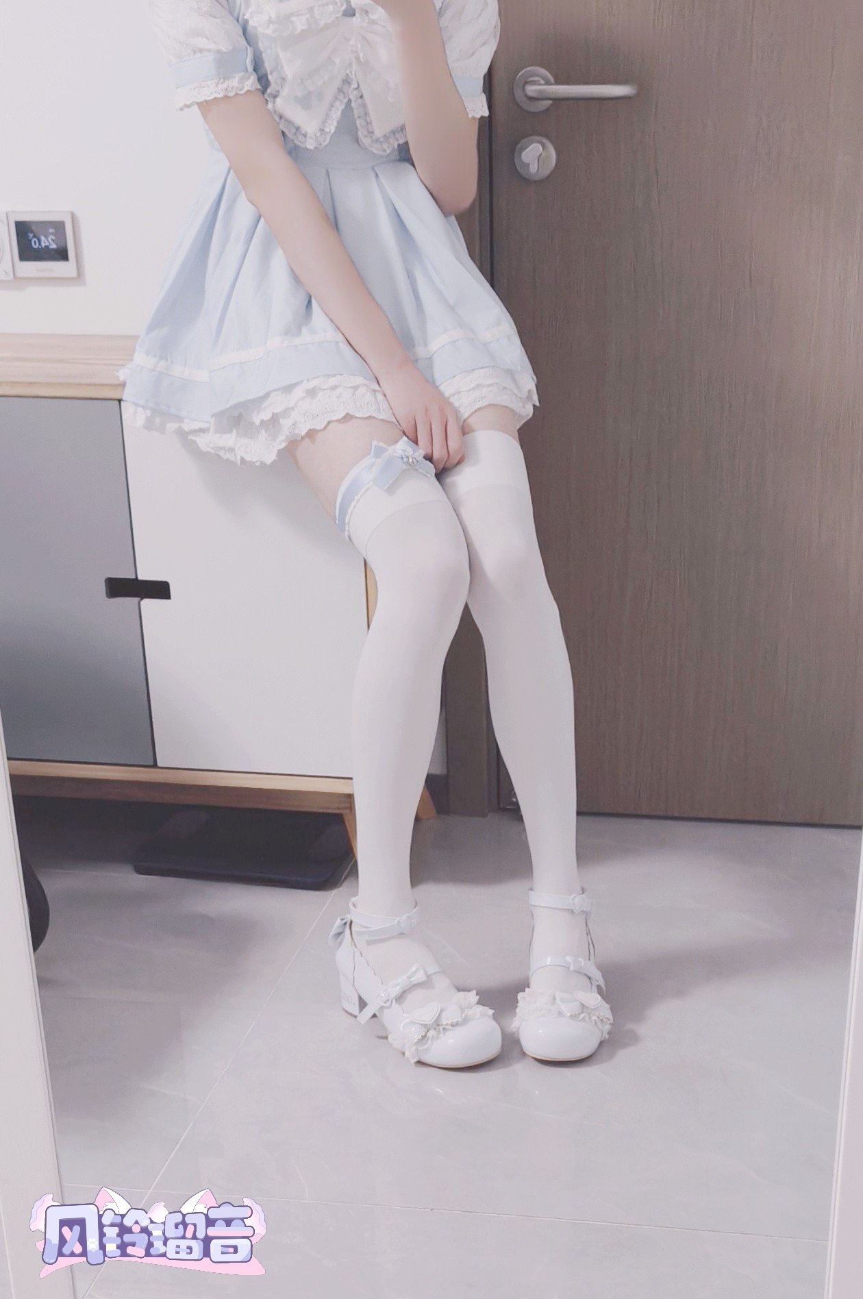 穿着白色裤子和高跟鞋的女人。