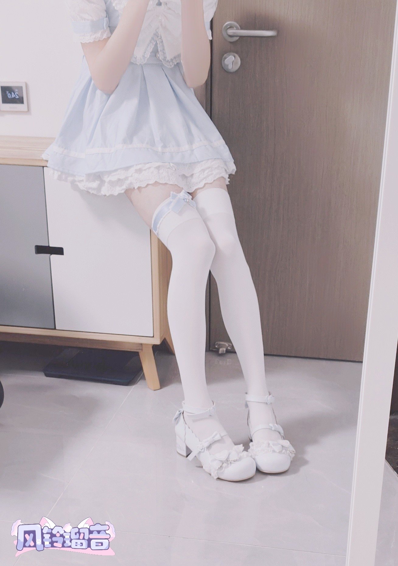 穿着白色裤子和高跟鞋的女人。