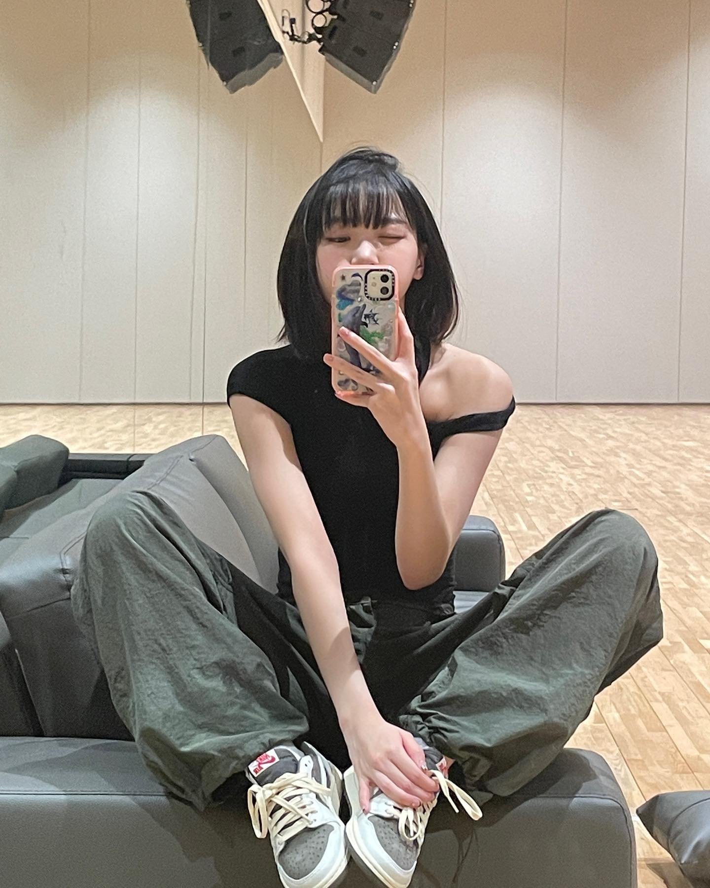 女人在一个房间里拍自拍。