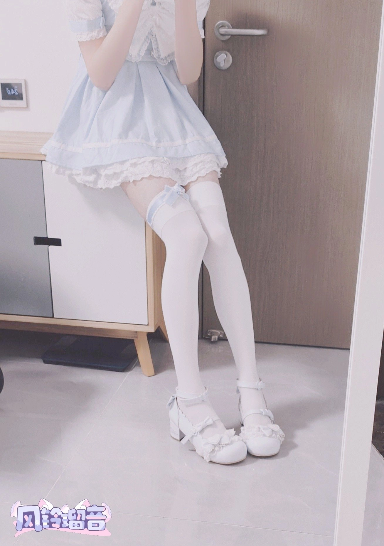 穿着白色裤子和高跟鞋的女人。