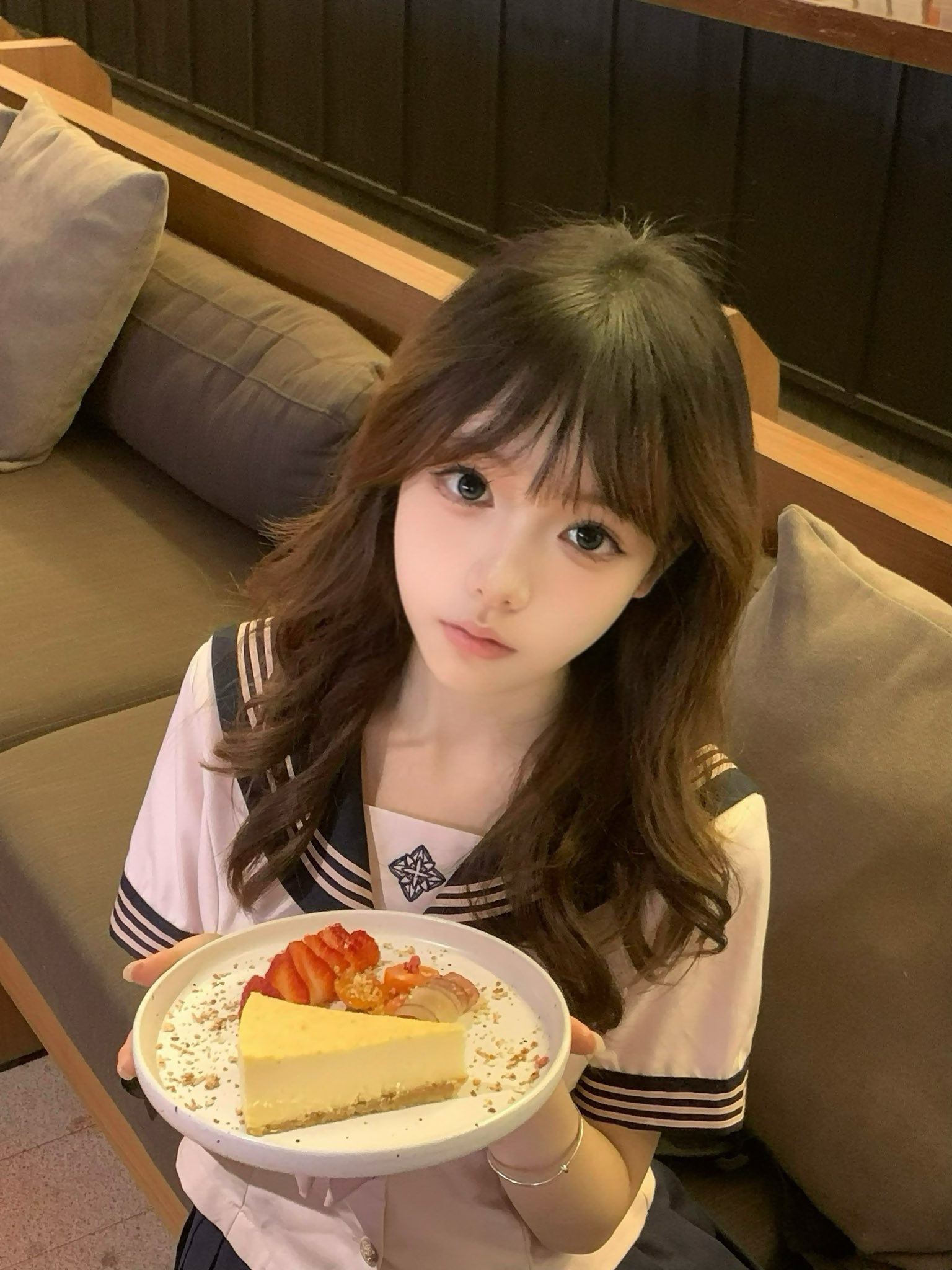 女孩拿着一个盘子,上面有一块蛋糕。