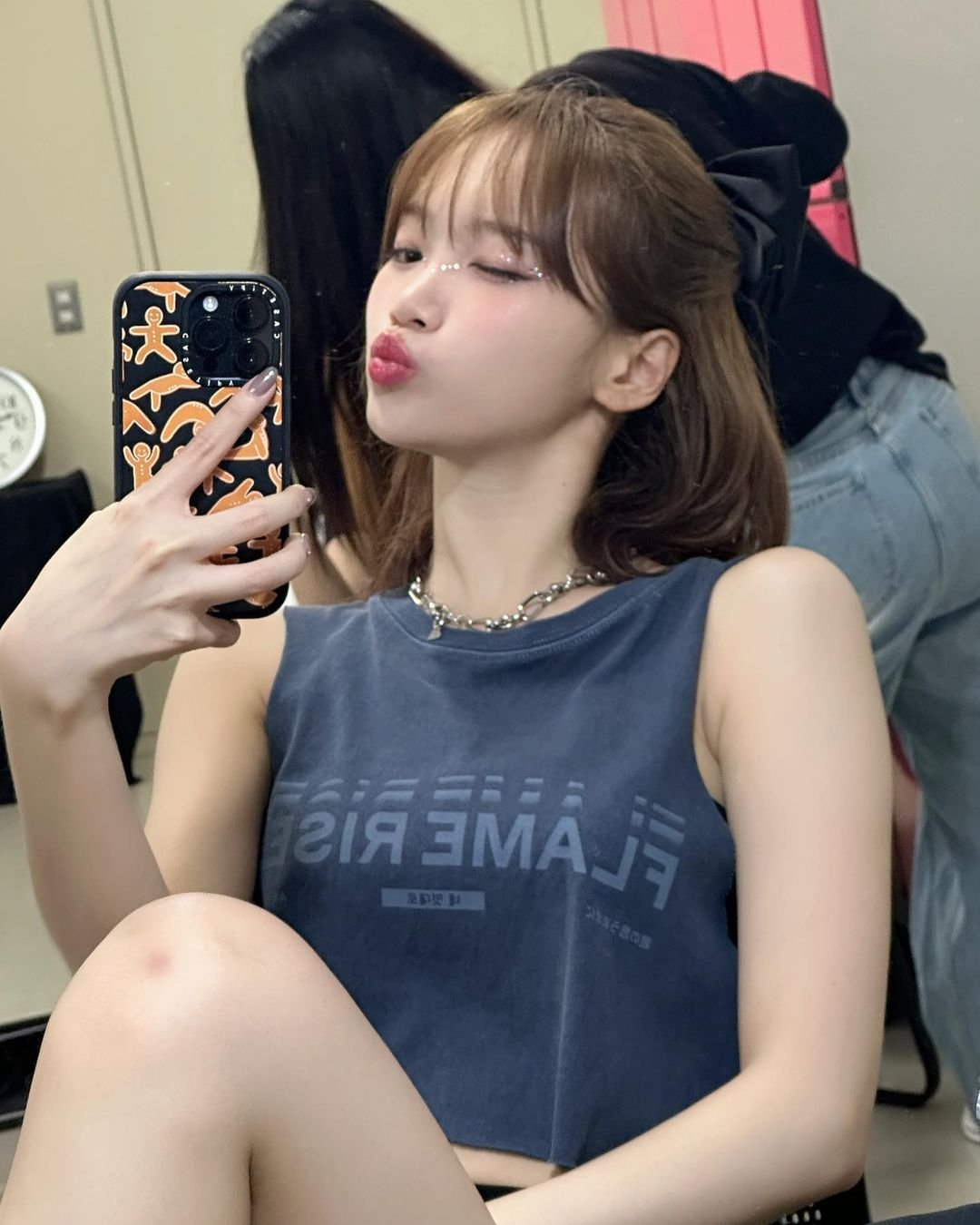 女人用手机拍自拍。