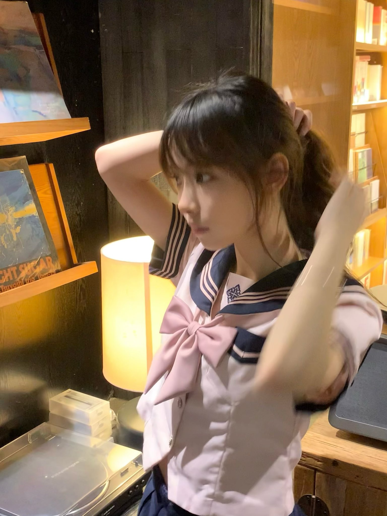 女人在她的头发上有粉红色的弓。