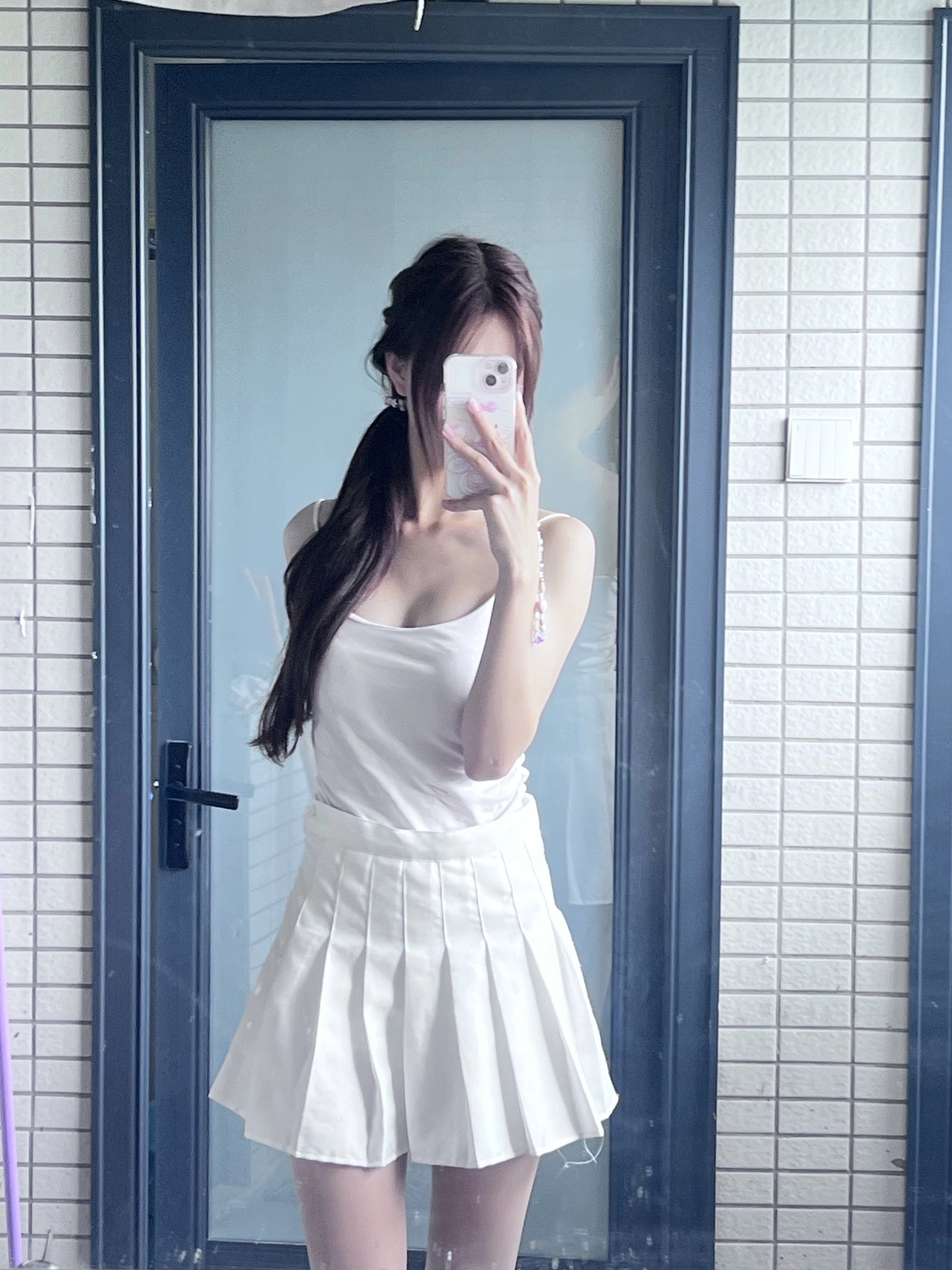 女人在镜子里拍自拍。