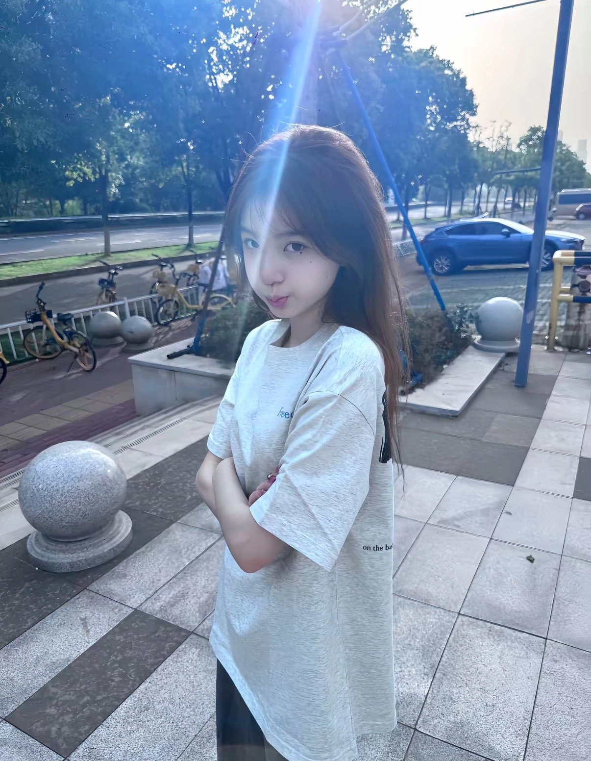 一位戴着马尾巴和一件白色衬衫的女人站在通道上。