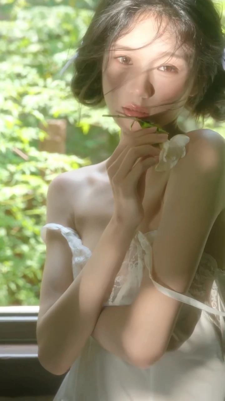 女人,嘴里有一朵花。