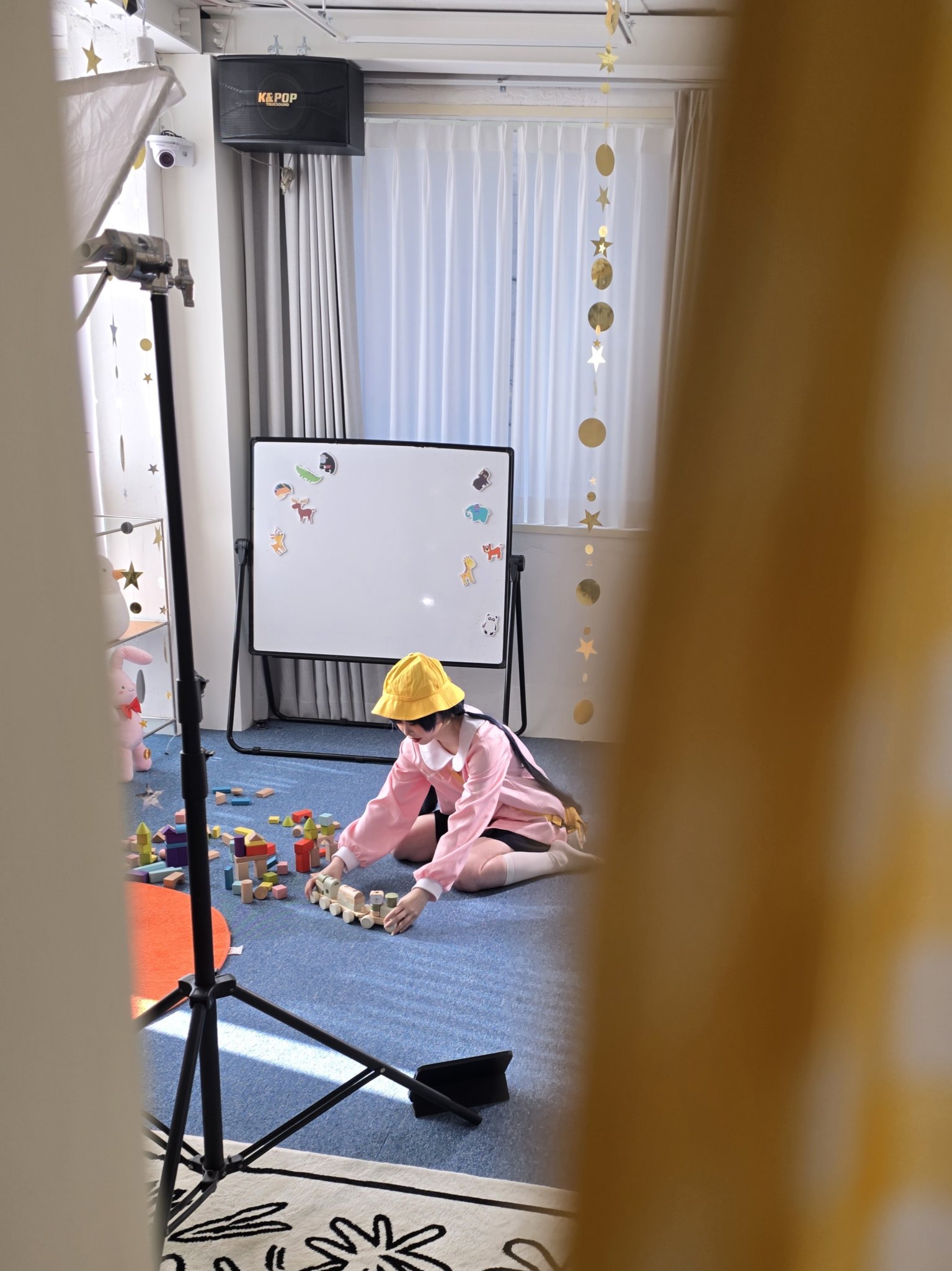 穿着黄色帽子的女人正在玩玩具。