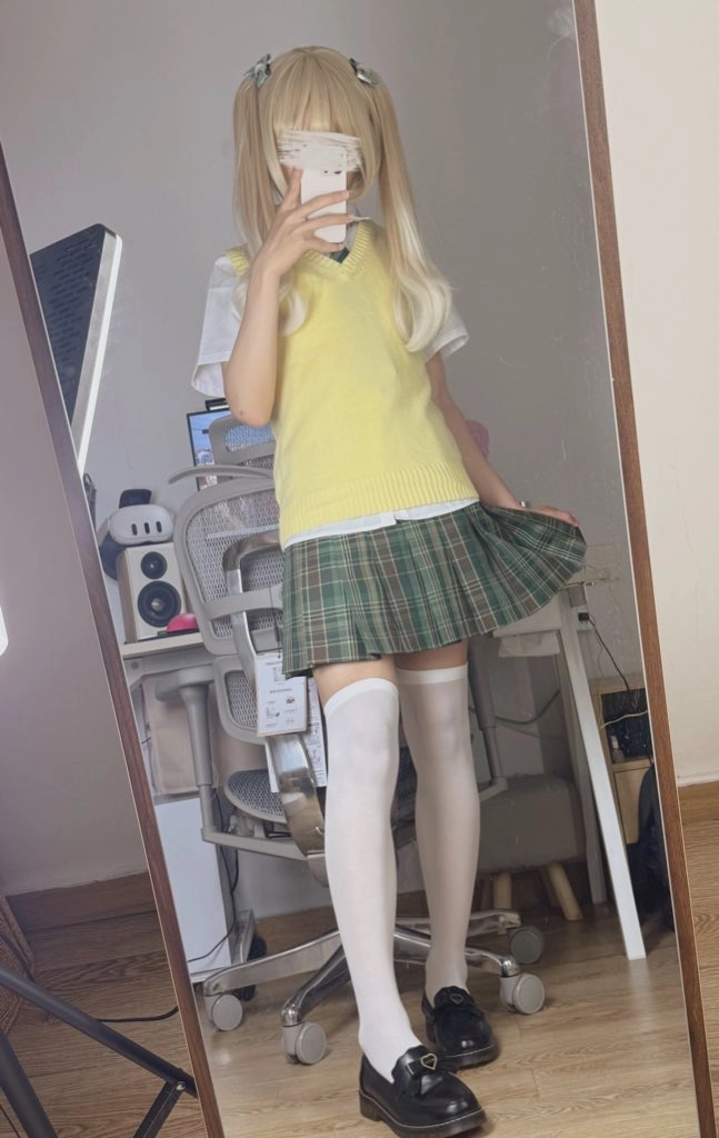 女人在镜子里拍自拍。