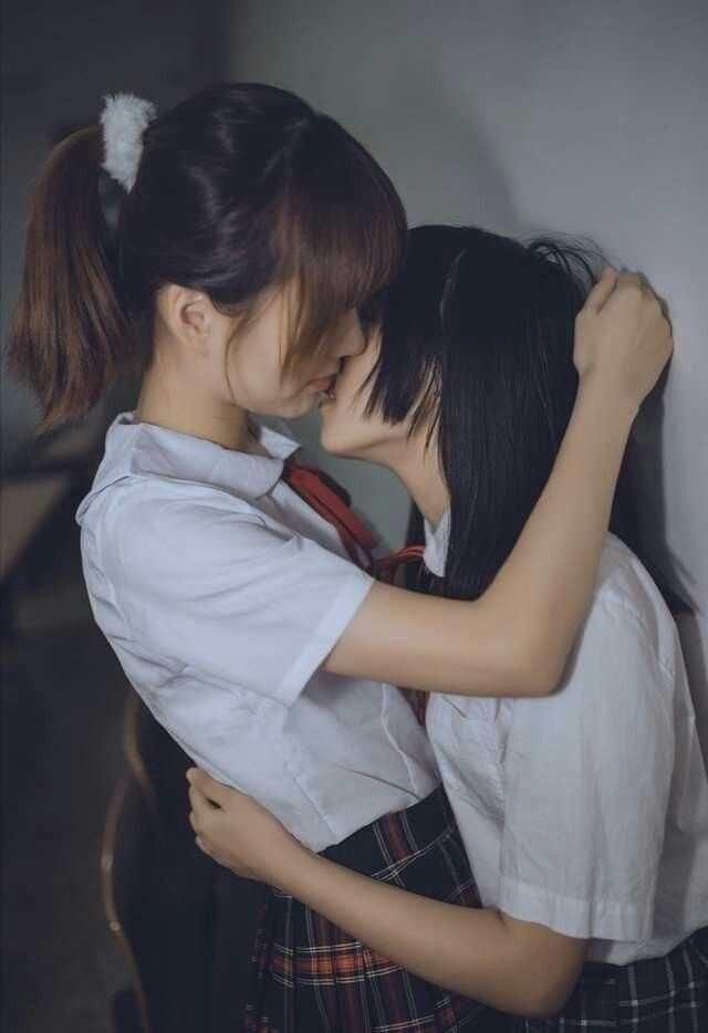 两个女孩接吻。