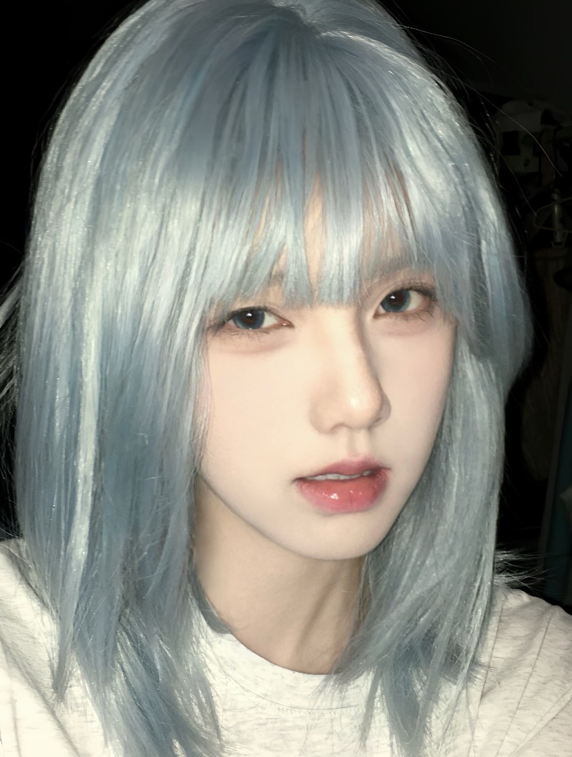 蓝头发和一件白色衬衫的女人。