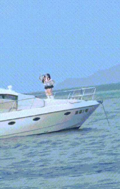 一艘船上的两个女人。