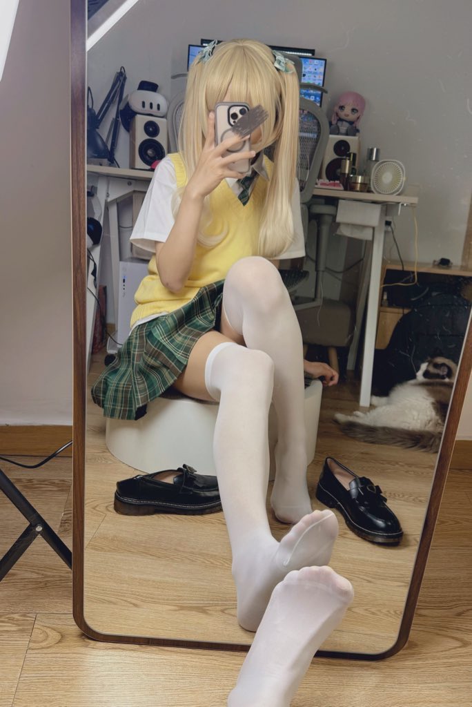 女人在镜子里拍自拍。