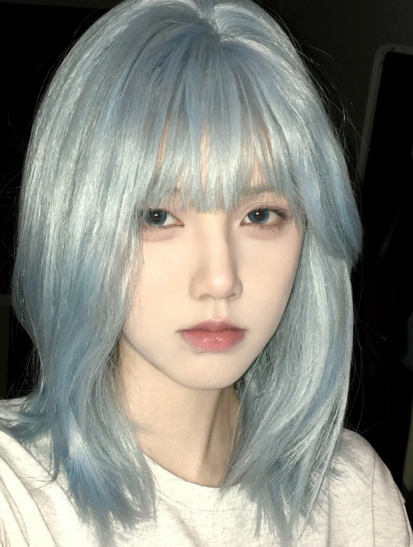 蓝头发和一件白色衬衫的女人。