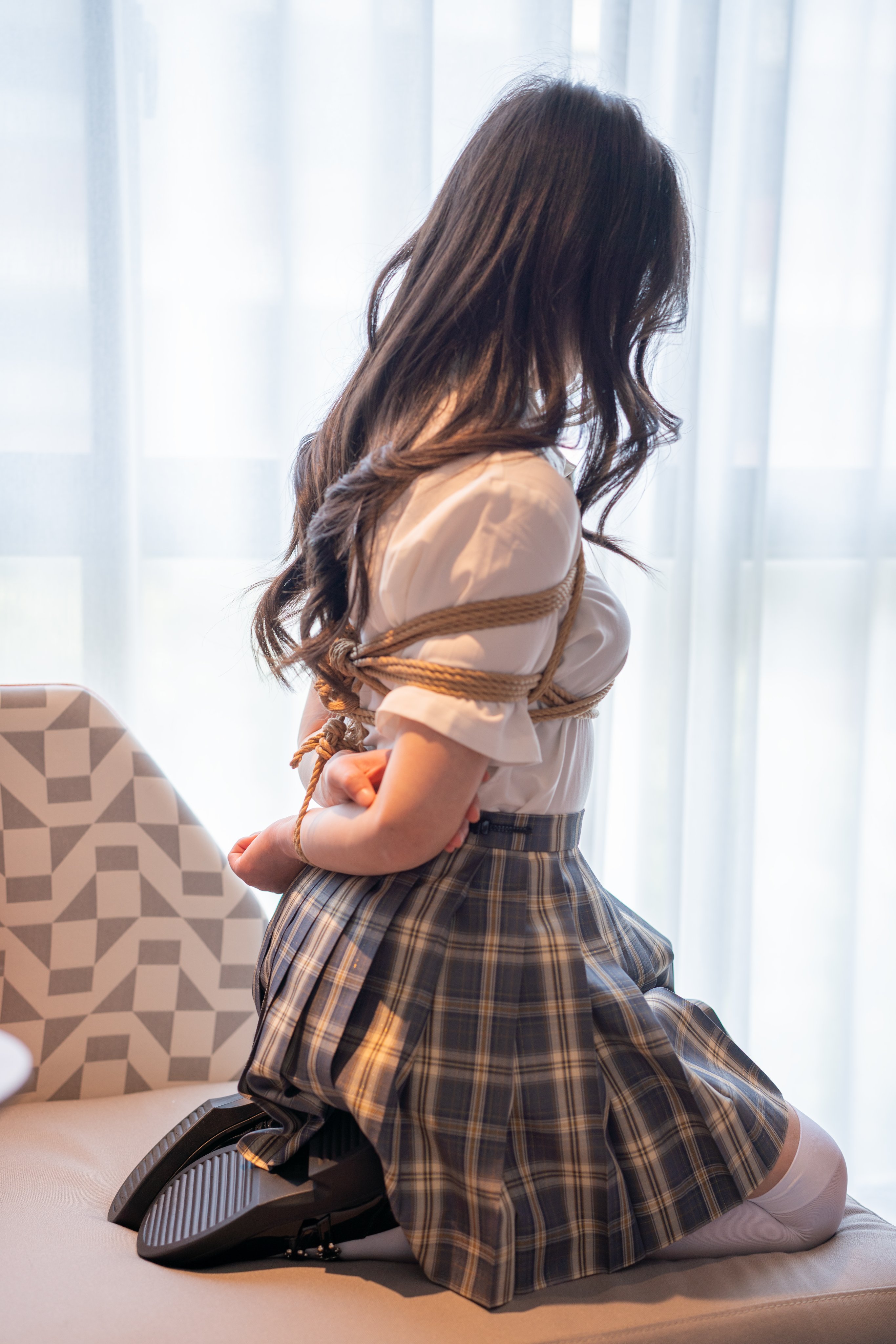 长头发的女人被绑起来了。